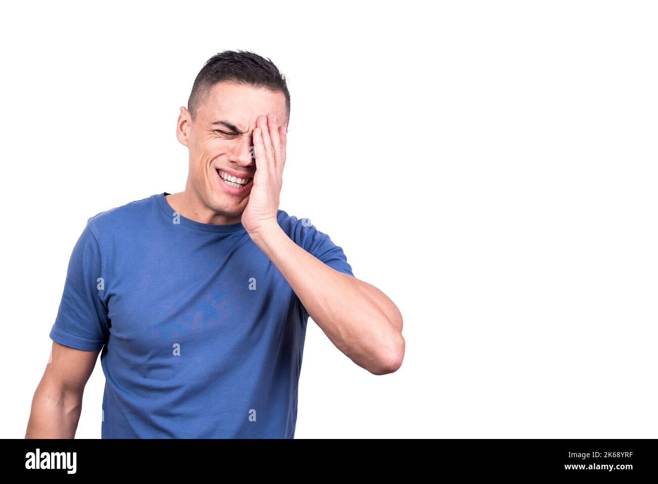 Uomo con mano su faccia con espressione di dolore Foto Stock