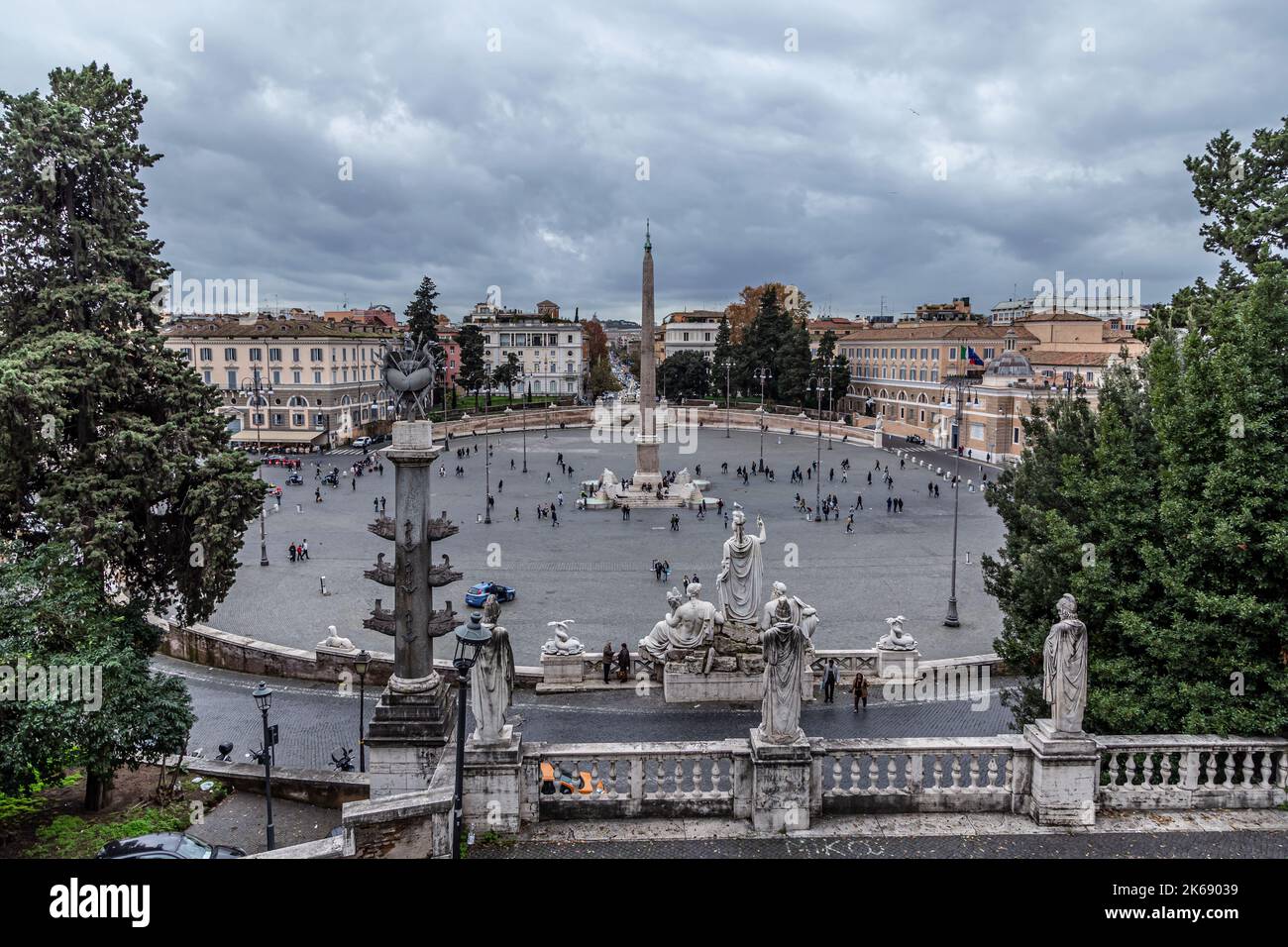Piazza del Popolo ( Piazza del Popolo ) top wiew, ( vista aerea ), obelisco egiziano di Ramesse II, architettura e punto di riferimento di Roma, a Roma, Italia Foto Stock