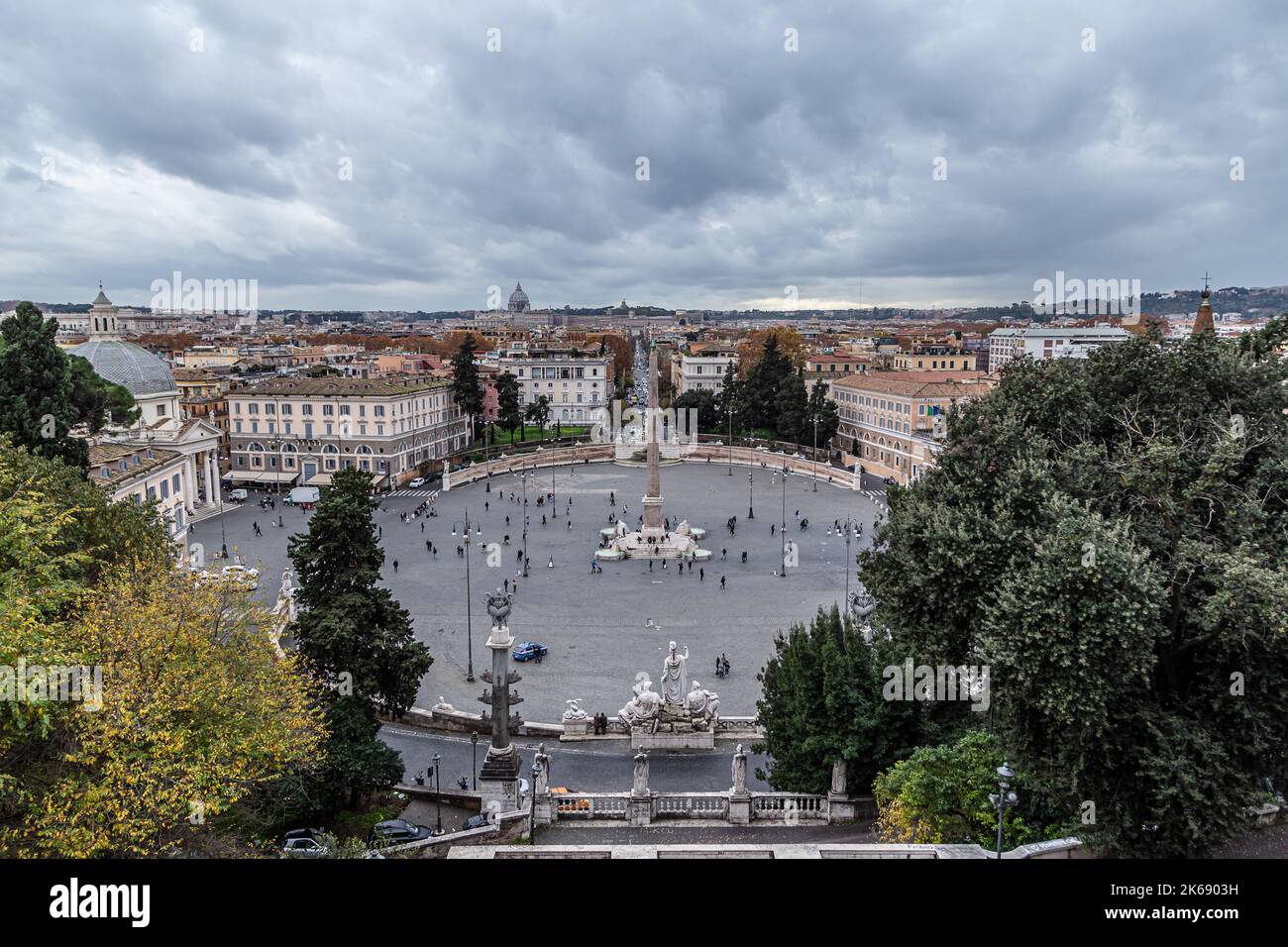 Piazza del Popolo ( Piazza del Popolo ) top wiew, ( vista aerea ), obelisco egiziano di Ramesse II, architettura e punto di riferimento di Roma, a Roma, Italia Foto Stock