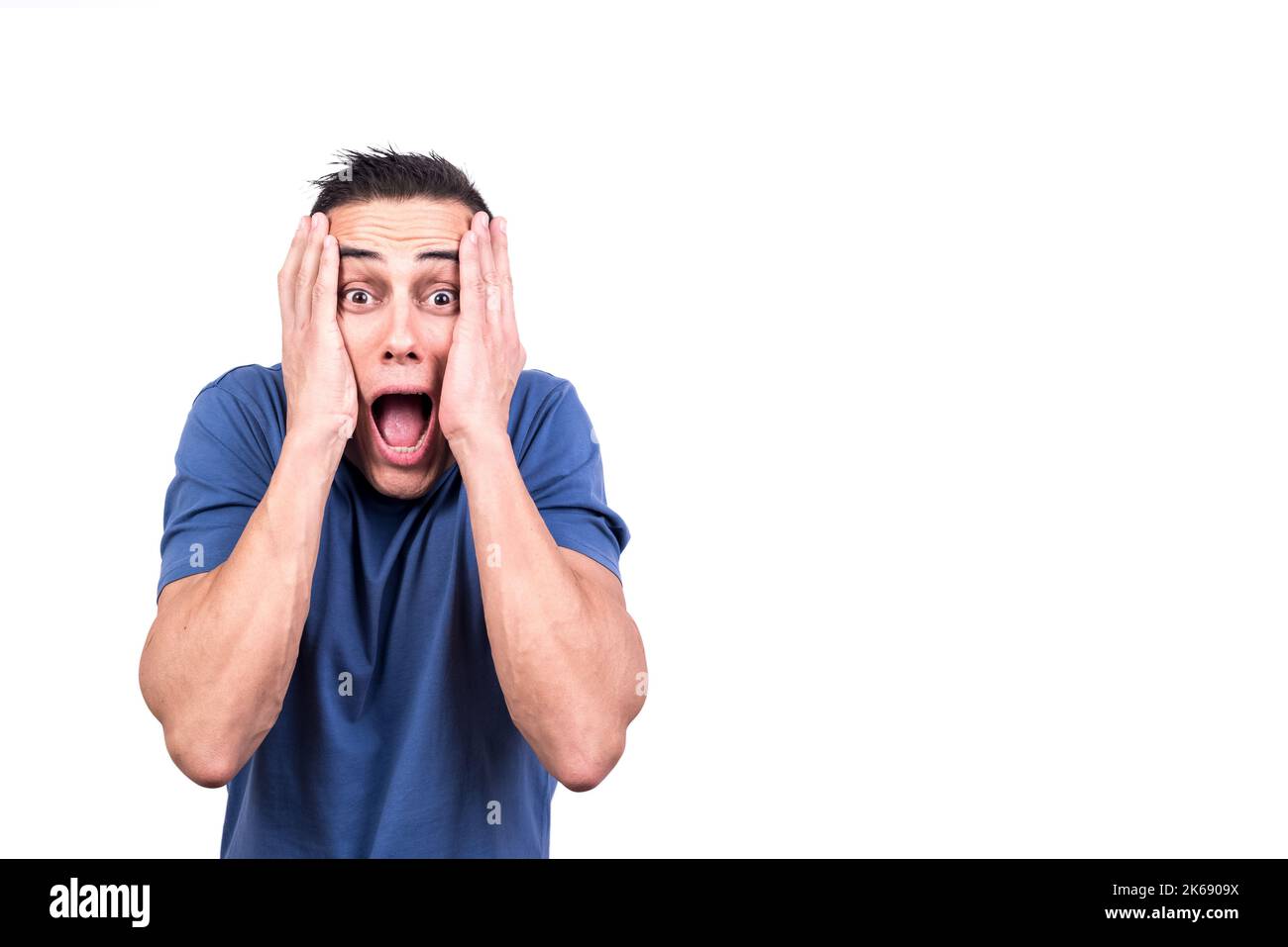 L'uomo con le mani sopra il suo volto urlando nella paura Foto Stock