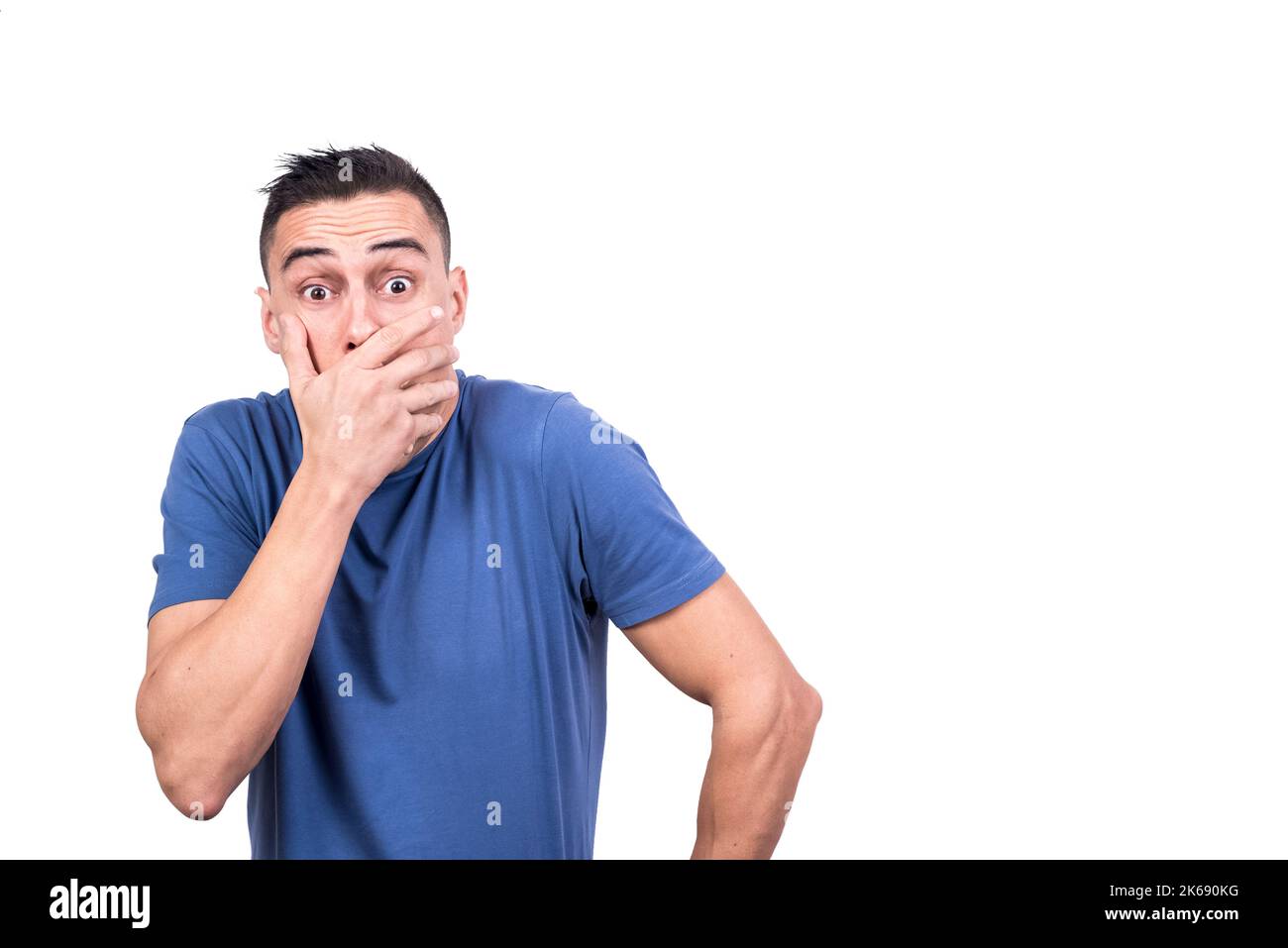 L'uomo coprendo la bocca con un'espressione sorpresa Foto Stock