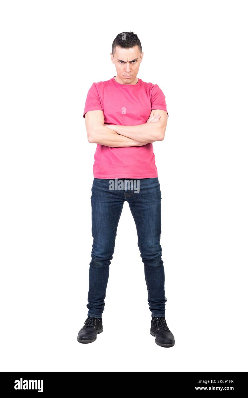 Uomo arrabbiato con braccia incrociate. Sfondo bianco Foto Stock