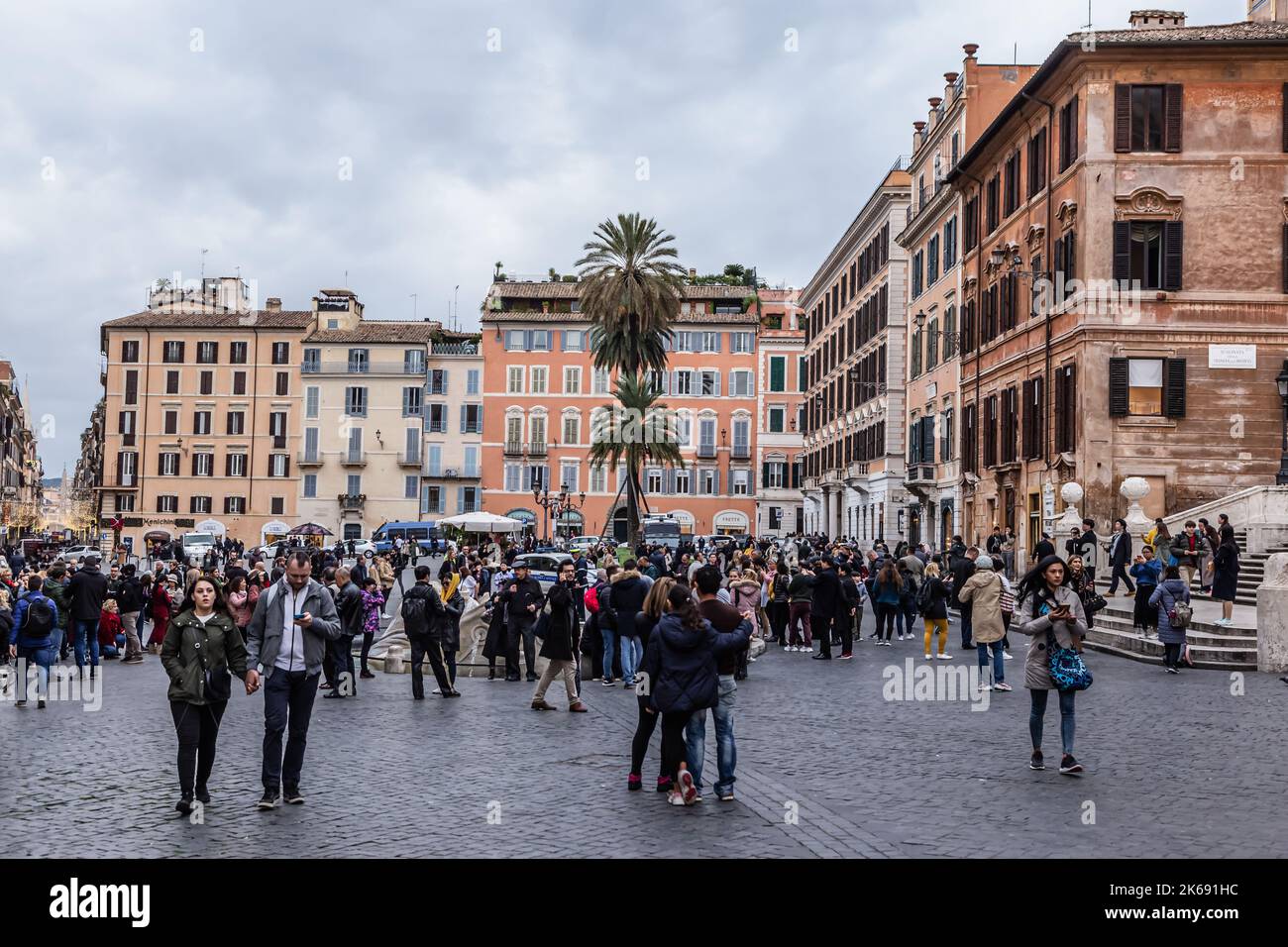 ROMA, ITALIA - 02 DICEMBRE 2019: Turisti în Piazza di Spagna a Roma Foto Stock