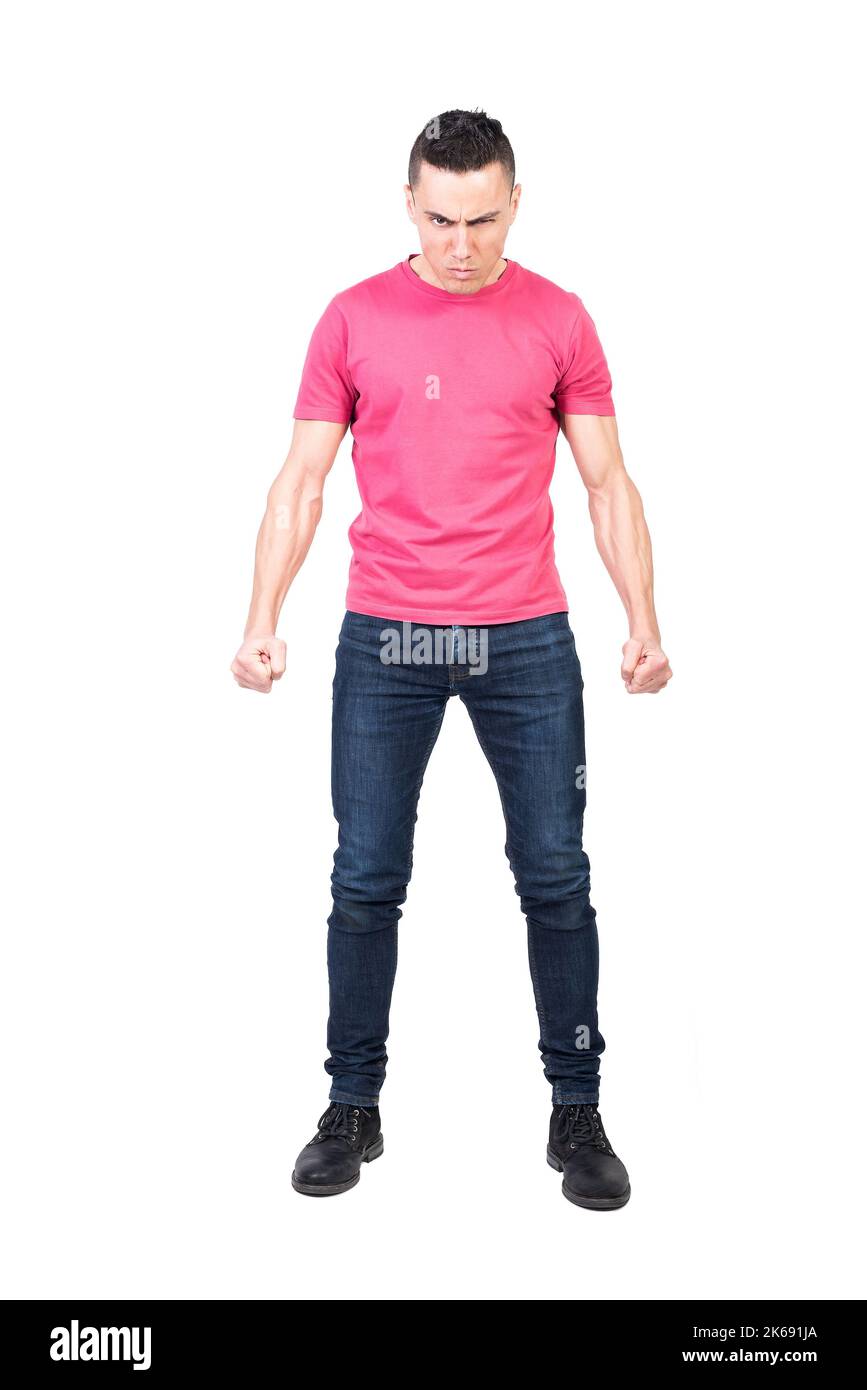 Un uomo infuriato che stringe pugni e accigliato. Sfondo bianco Foto Stock