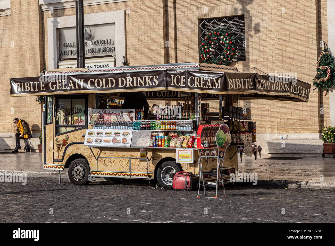 ROMA, ITALIA - 01 DICEMBRE 2019: Gelato, fast food e caramelle camion a Roma, Italia Foto Stock