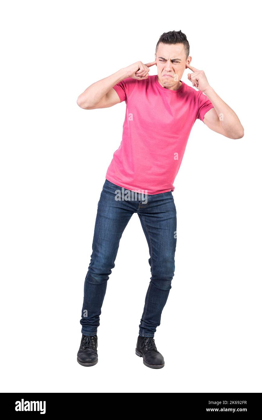 Uomo insoddisfatto che copre le orecchie dal rumore. Sfondo bianco Foto Stock