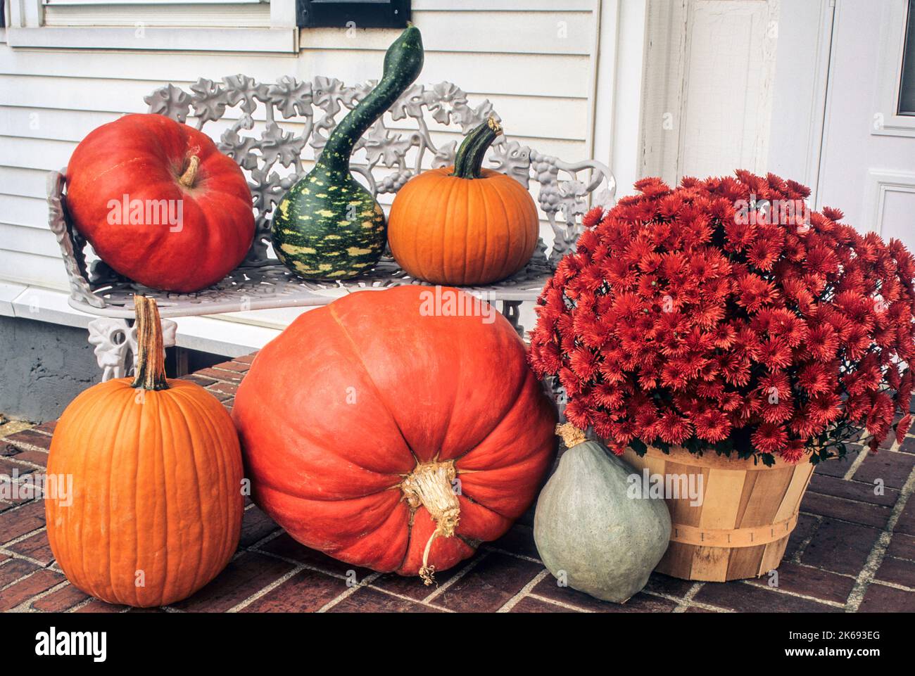 Decorazioni autunnali su un portico nella contea di Mercer, New Jersey, NJ USA US, DT Ott 2004 Foto Stock
