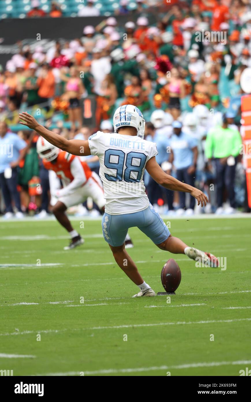 Il kicker dei North Carolina Tar Heels Noah Burnette (98) prende il via all'Hard Rock Stadium l'8 ottobre 2022 a Miami Gardens, Florida. I North Carolina Tar Heels sconfissero i Miami Hurricanes 27-24 (credito: Paul Fong/Image of Sport) Foto Stock