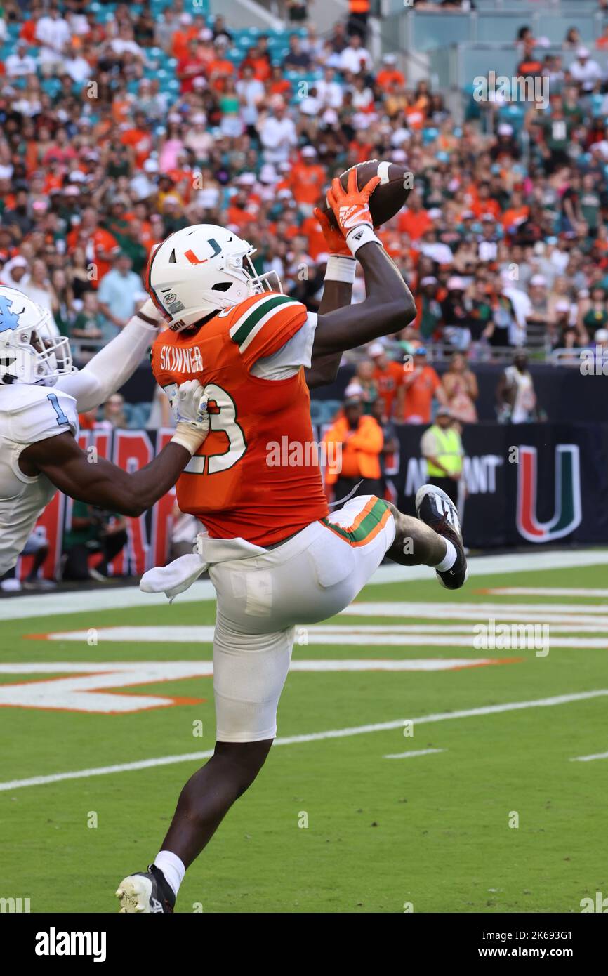 Il tight end dei Miami Hurricanes Jaleel Skinner (23) tenta di ricevere un passaggio ma il passaggio viene interrotto dal cornerback dei North Carolina Tar Heels Tony Grimes (1) all'Hard Rock Stadium l'8 ottobre 2022 a Miami Gardens, Florida. I North Carolina Tar Heels sconfissero i Miami Hurricanes 27-24 (credito: Paul Fong/Image of Sport) Foto Stock