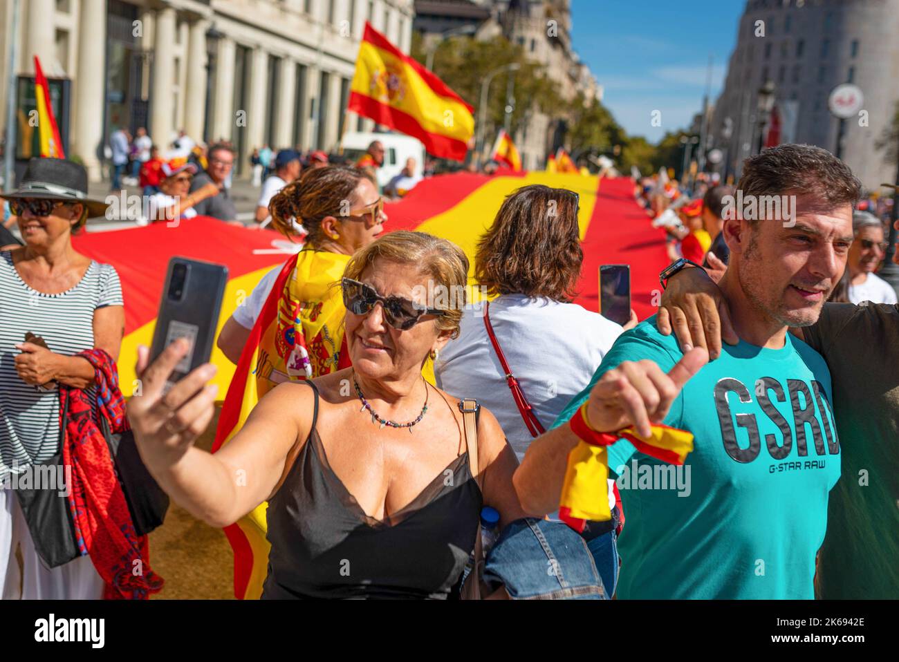 Barcellona, Spagna. 12th Ott 2022. Una donna prende selfie con il suo cellulare durante la parata del giorno ispanico. La Giornata ispanica, conosciuta in spagnolo come dia de España, celebra l'anniversario della data in cui Cristoforo Colombo è arrivato nelle Americhe, ma è stata recentemente esaminata per la celebrazione della colonizzazione. Credit: SOPA Images Limited/Alamy Live News Foto Stock