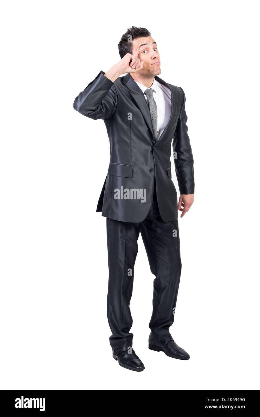 Elegante uomo d'affari che tocca il tempio in studio. Sfondo bianco. Foto Stock