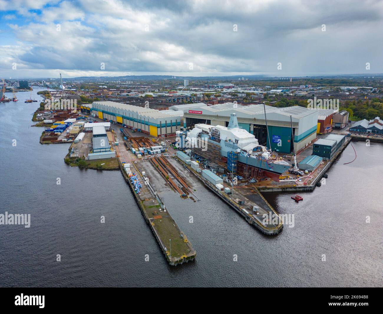 Veduta aerea della nave da guerra sottomarina HMS Glasgow tipo 26 in costruzione presso il cantiere navale BAE Systems, Govan, Glasgow, Scozia Foto Stock