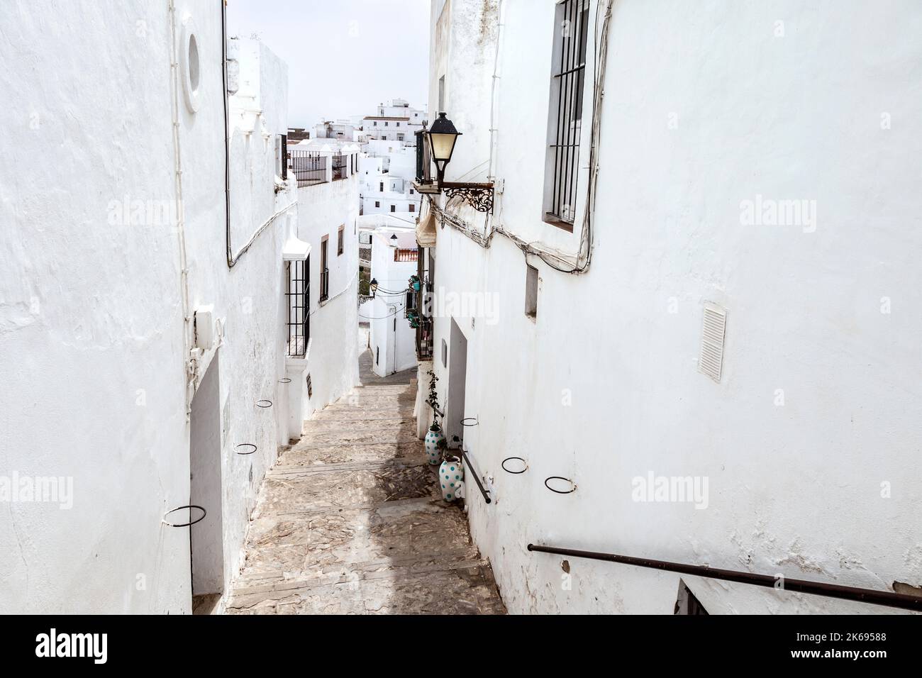 Vicolo stretto con case imbiancate, Vejer de la Frontera, Andalusia, Spagna Foto Stock