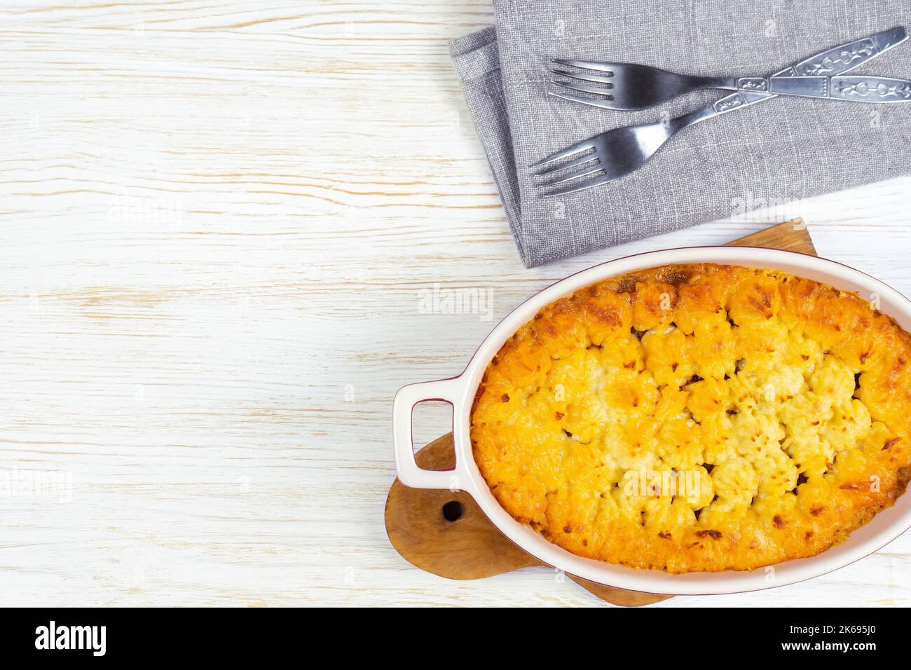 Torta di Shepherd o torta di Cottage. Carne tritata, purè di patate e verdure casseruola su fondo di legno bianco. Traditional British, Regno Unito, i Foto Stock