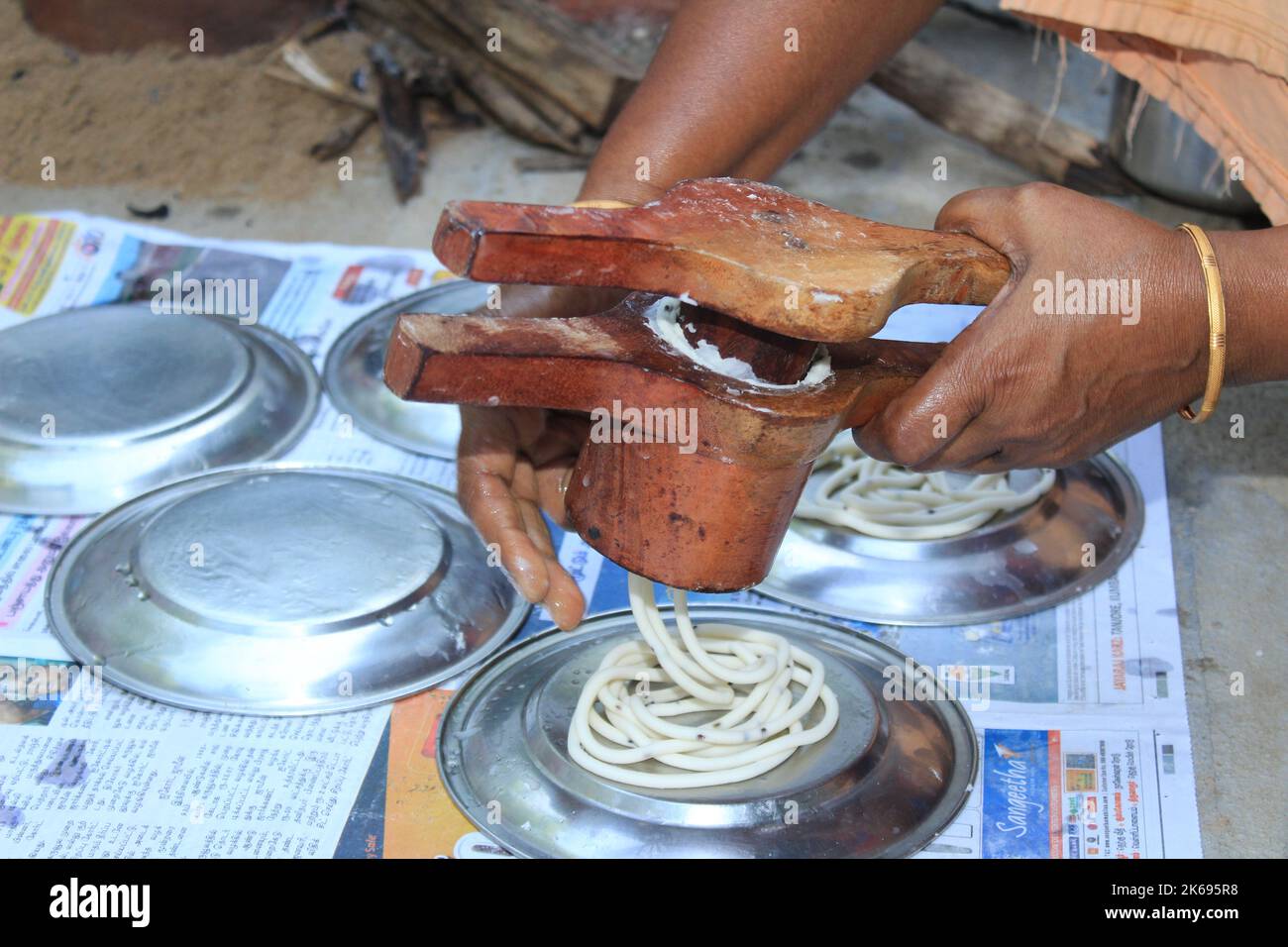 Preparare il riso del sud indiano Murukku fatto in casa per gli spuntini del festival Diwali in modo tradizionale Foto Stock