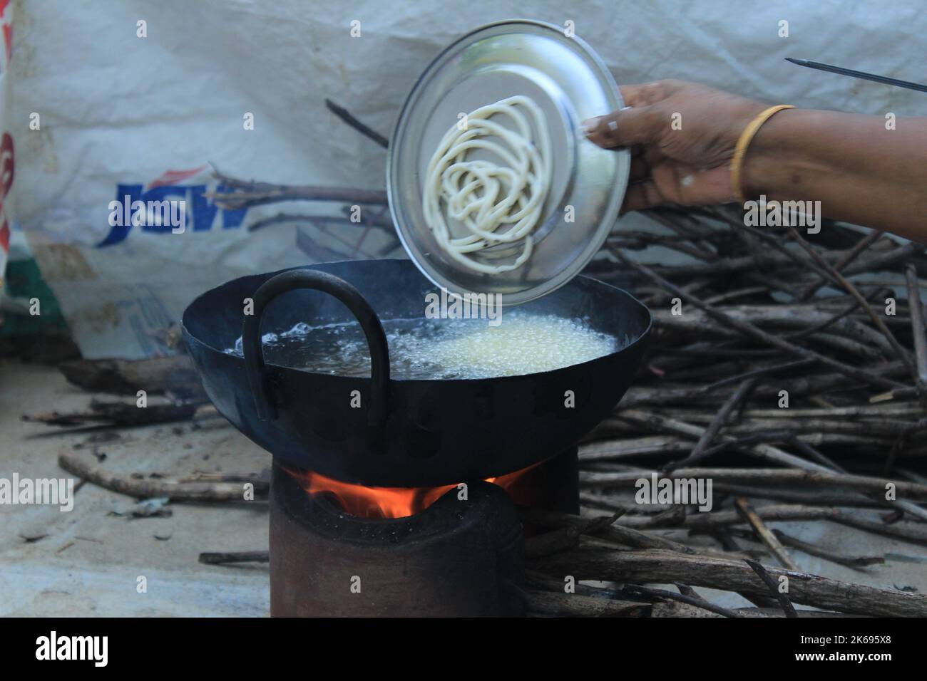 Preparare il riso del sud indiano Murukku fatto in casa per gli spuntini del festival Diwali in modo tradizionale Foto Stock