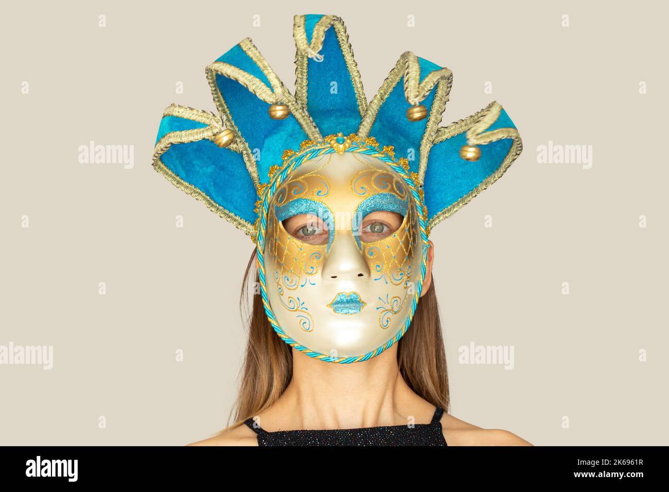 Il volto di una ragazza in una maschera di carnevale veneziana su uno sfondo isolato, mascherata e attore mascherato, teatro Foto Stock