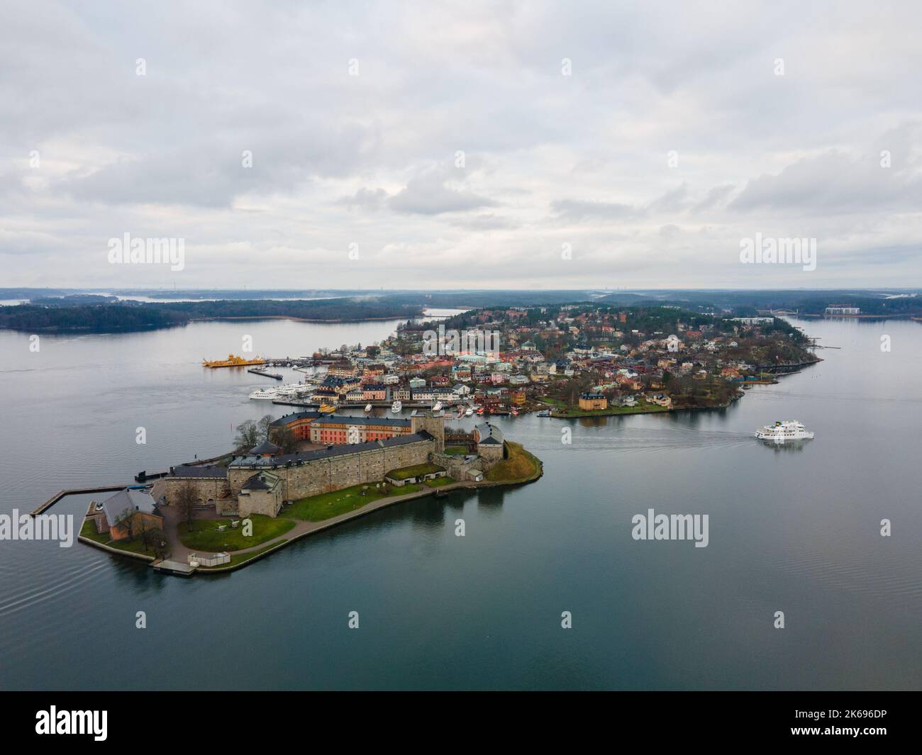 Vaxholm, Svezia - 12 30 2020: Castello di Vaxholm dall'alto. Arcipelago di Stoccolma. Fuco di questa antica fortificazione. Luce diurna. Foto Stock