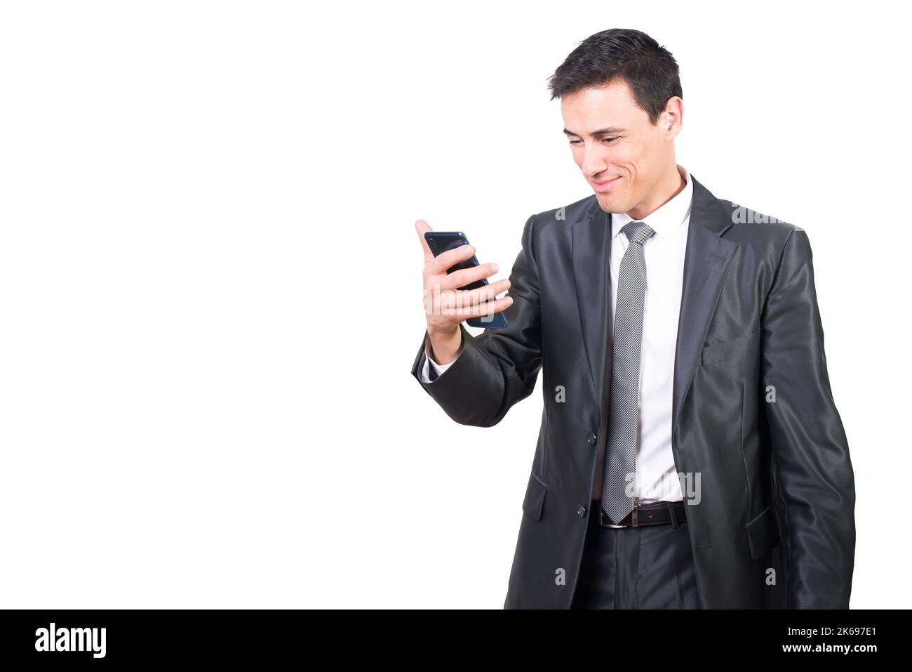 Un uomo d'affari sorridente in uno smartphone con abbigliamento formale Foto Stock