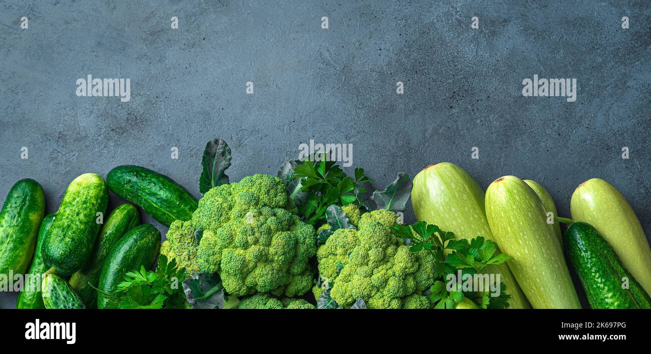 Assortimento di verdure fresche ed erbe su sfondo scuro. Foto Stock