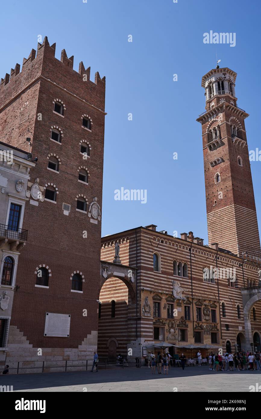 Verona, Italia - 13 luglio 2022 - Verona centro storico - Piazza dei Signori, Palazzo del Governo e Loggia del Consiglio con Dante Foto Stock