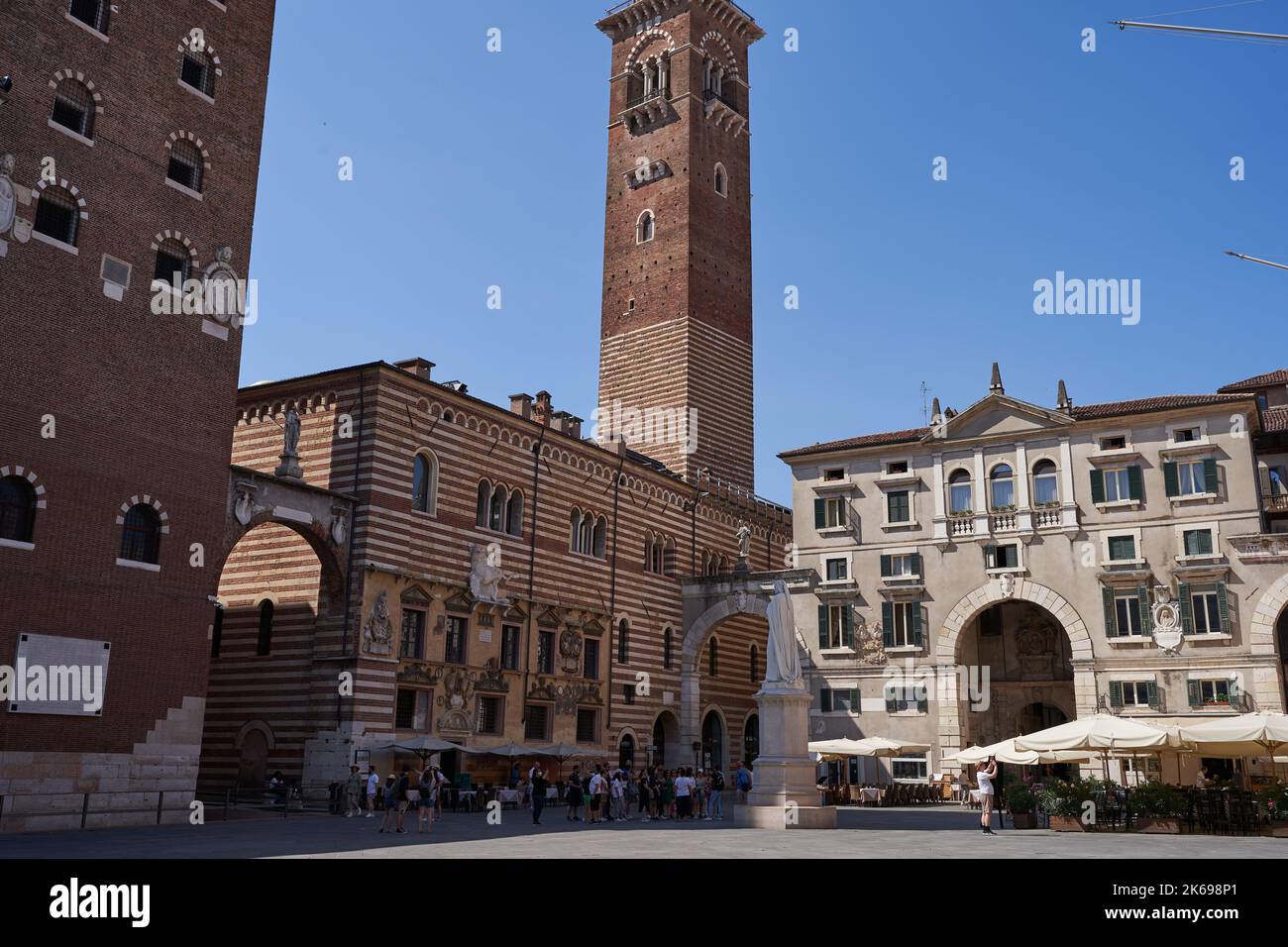 Verona, Italia - 13 luglio 2022 - Verona centro storico - Piazza dei Signori, Palazzo del Governo e Loggia del Consiglio con Dante Foto Stock