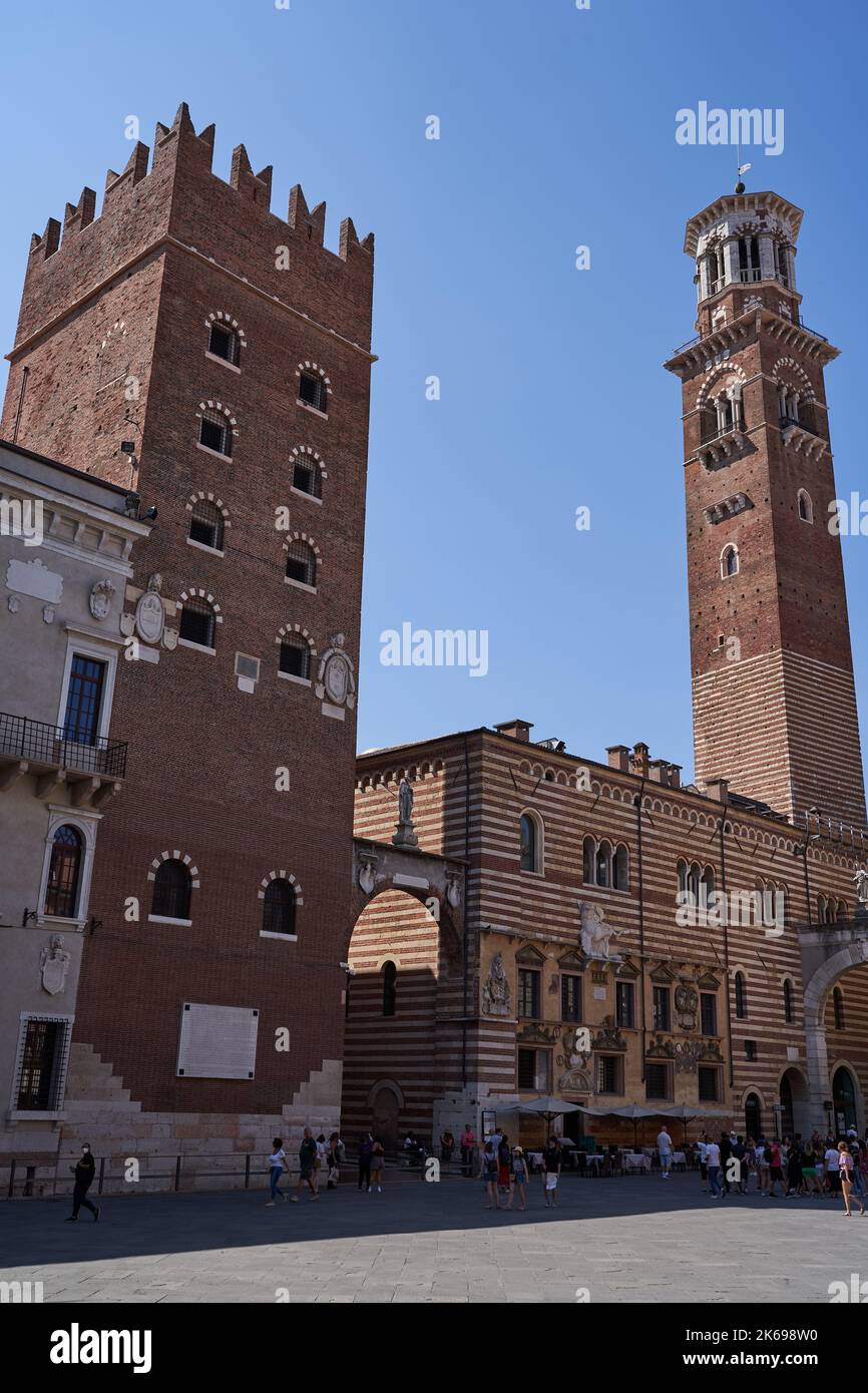 Verona, Italia - 13 luglio 2022 - Verona centro storico - Piazza dei Signori, Palazzo del Governo e Loggia del Consiglio con Dante Foto Stock