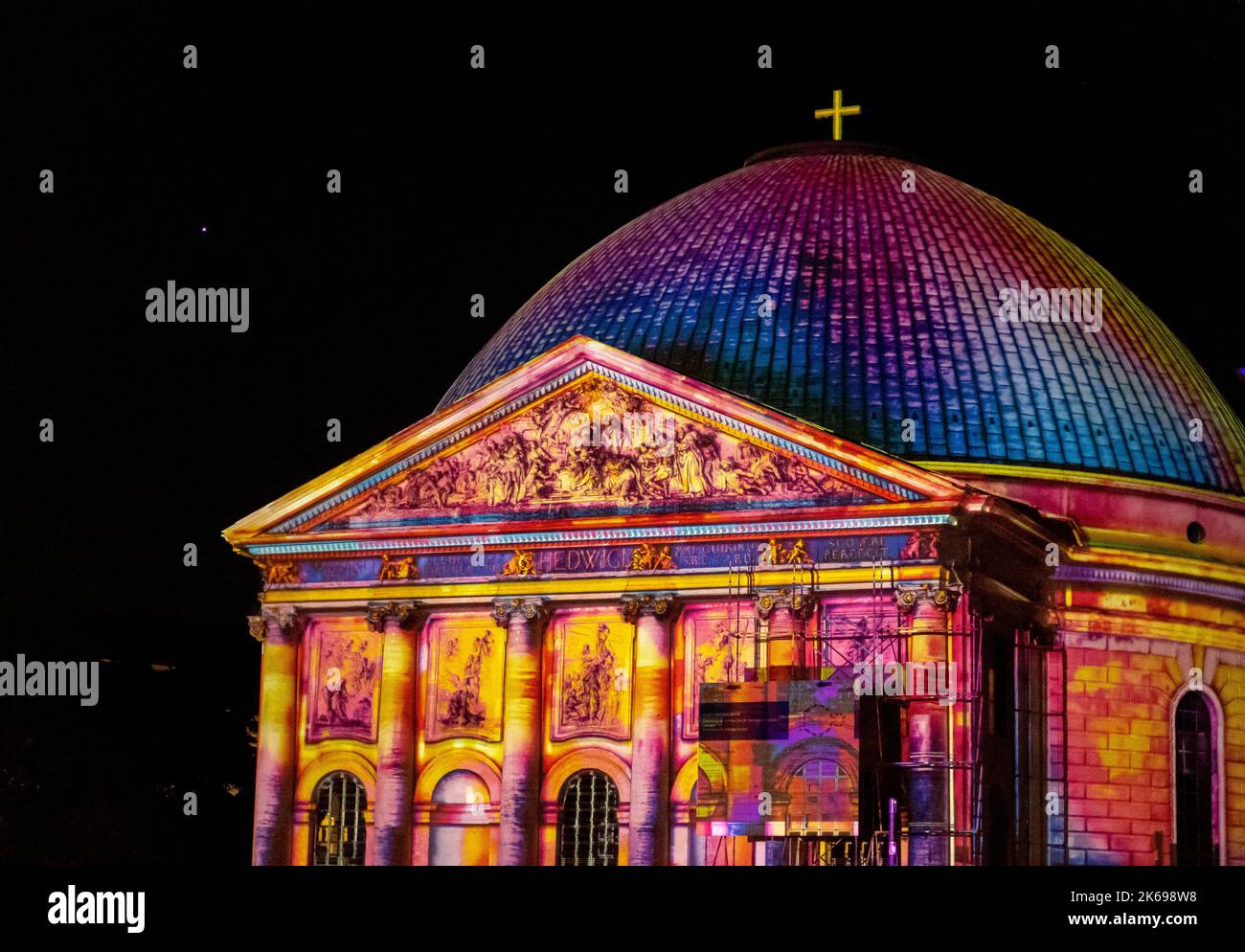 Berlino, Germania. 12th ottobre 2022. Berlino, Germania, Europa. Le folle si affollano al famoso edificio di riferimento nel centro di Berlino per guardare le proiezioni di luce colorata dell'evento Festival delle luci. Cattedrale di St. Hedwig– Bebelplatz, Bebelplatz, 10117 Berlino Credit: phil wilkinson/Alamy Live News Foto Stock