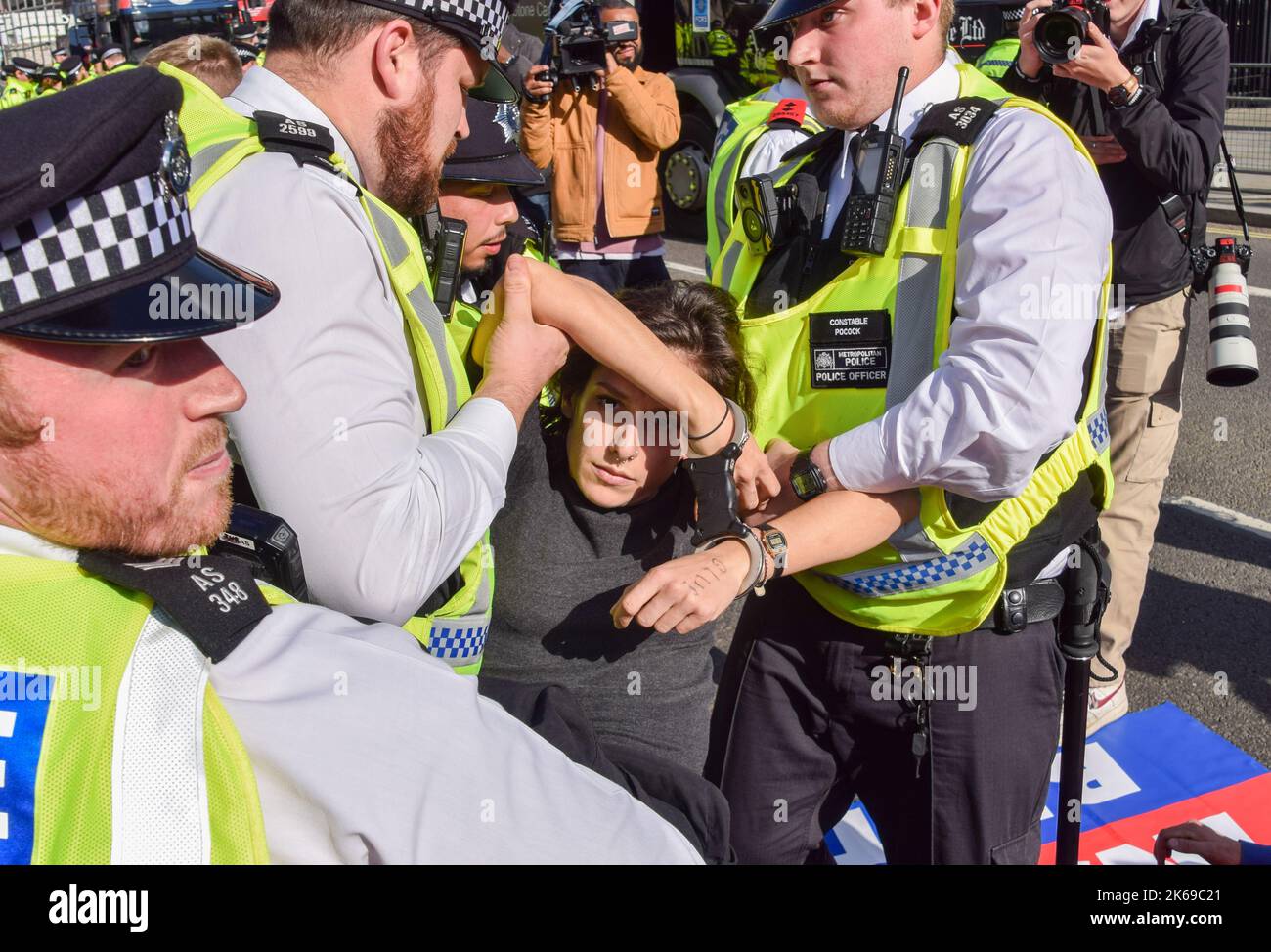 Londra, Inghilterra, Regno Unito. 12th Ott 2022. La polizia arresta un attivista insulato britannico che è stato incollato alla strada e bloccato il traffico in Piazza del Parlamento. Il gruppo chiede che il governo isoli tutte le case nel Regno Unito. (Credit Image: © Vuk Valcic/ZUMA Press Wire) Foto Stock