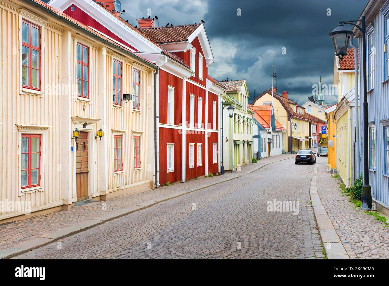 Colorati edifici storici in legno nella strada principale di Vimmerby, Svezia. Vimmerby è attualmente un'attrazione turistica grazie ai collegamenti storici con S Foto Stock