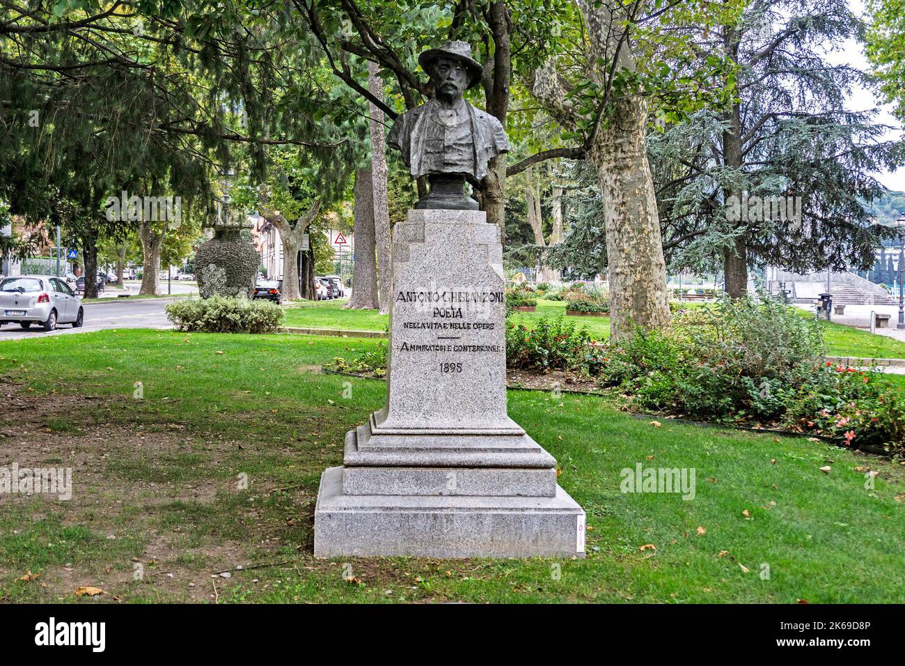 Una statua sulle rive del lago di Como, a Lecco, in Italia, ad Antonio Ghislanzoni, giornalista italiano, romanziere, librettista snd poeta. Foto Stock