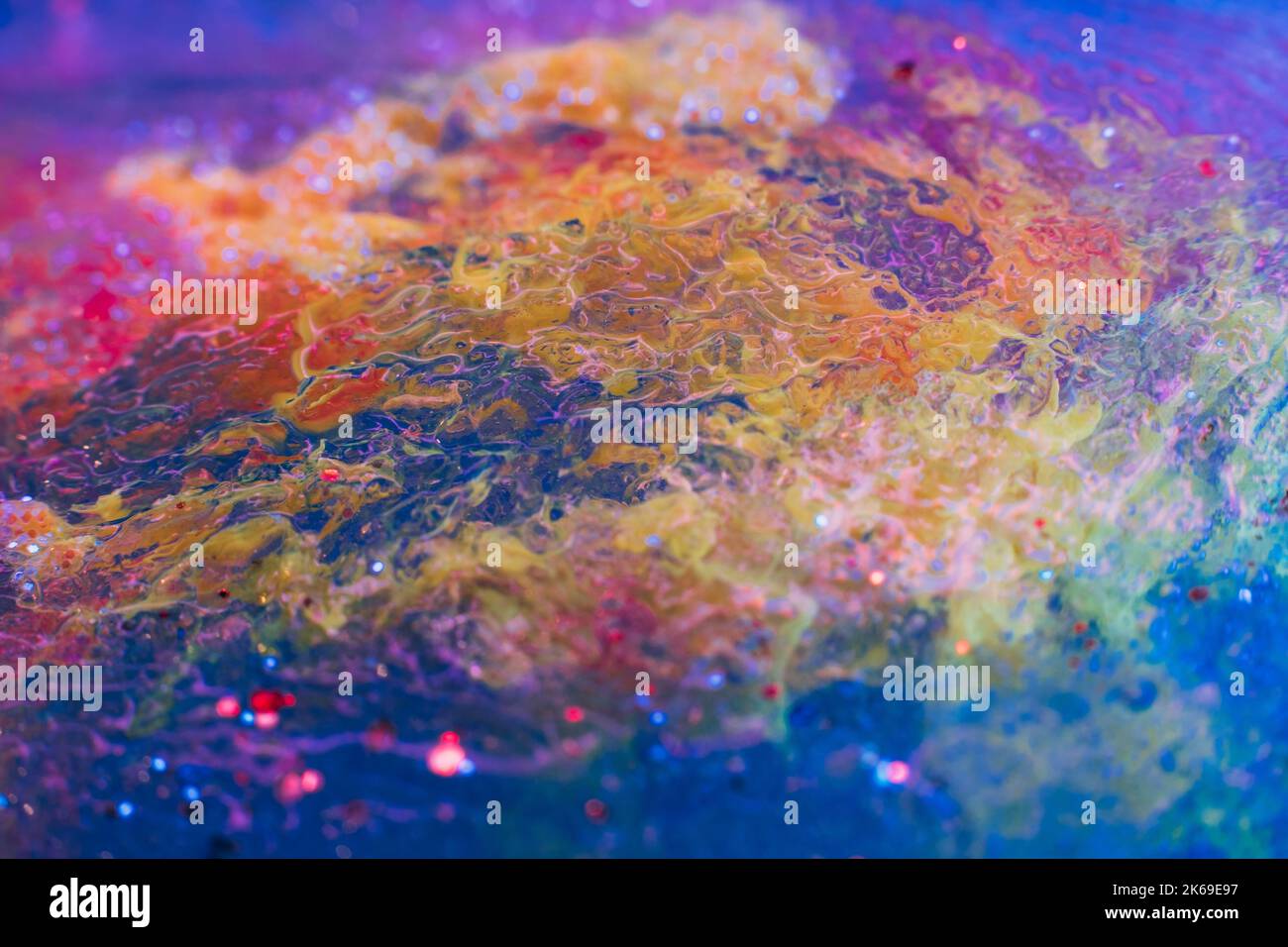 glitter inquinamento microplastica colorful macchie su ghiaccio Foto Stock