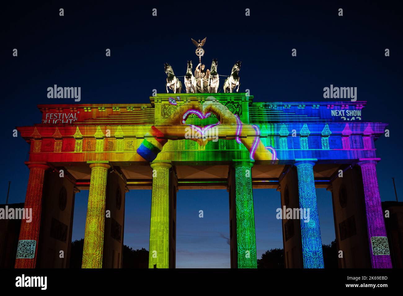 09.10.2022, Berlino, Germania, Europa - la porta di Brandeburgo illuminata nel quartiere di Mitte risplende di colori luminosi durante il Festival delle luci del 18th. Foto Stock