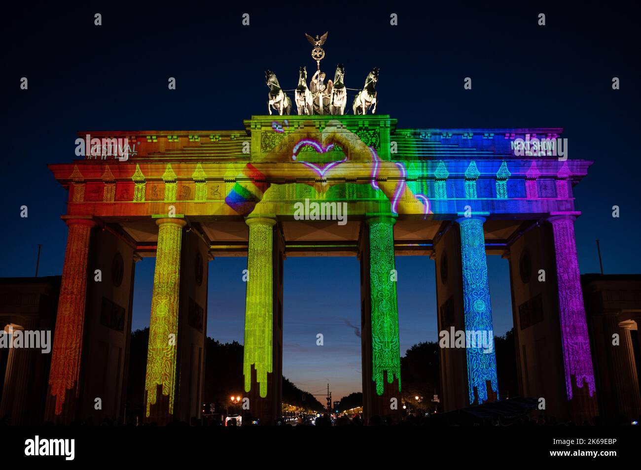 09.10.2022, Berlino, Germania, Europa - la porta di Brandeburgo illuminata nel quartiere di Mitte risplende di colori luminosi durante il Festival delle luci del 18th. Foto Stock