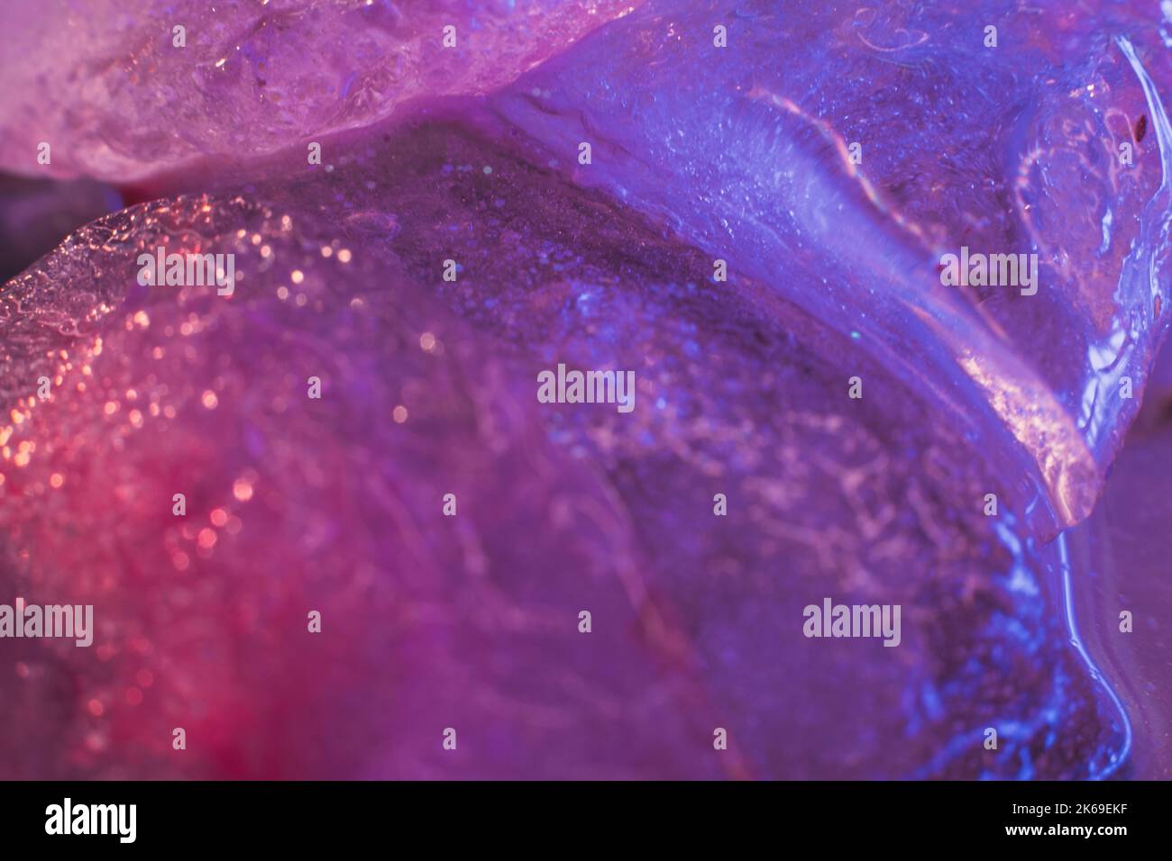 glitter inquinamento microplastica colorful macchie su ghiaccio Foto Stock