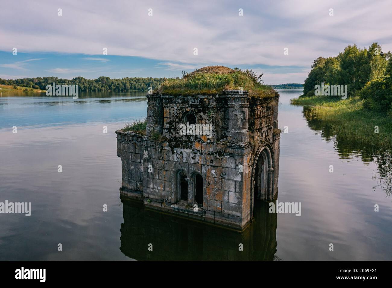 Vecchia chiesa abbandonata allagata in rovina. Antiche rovine sull'acqua, vista aerea Foto Stock
