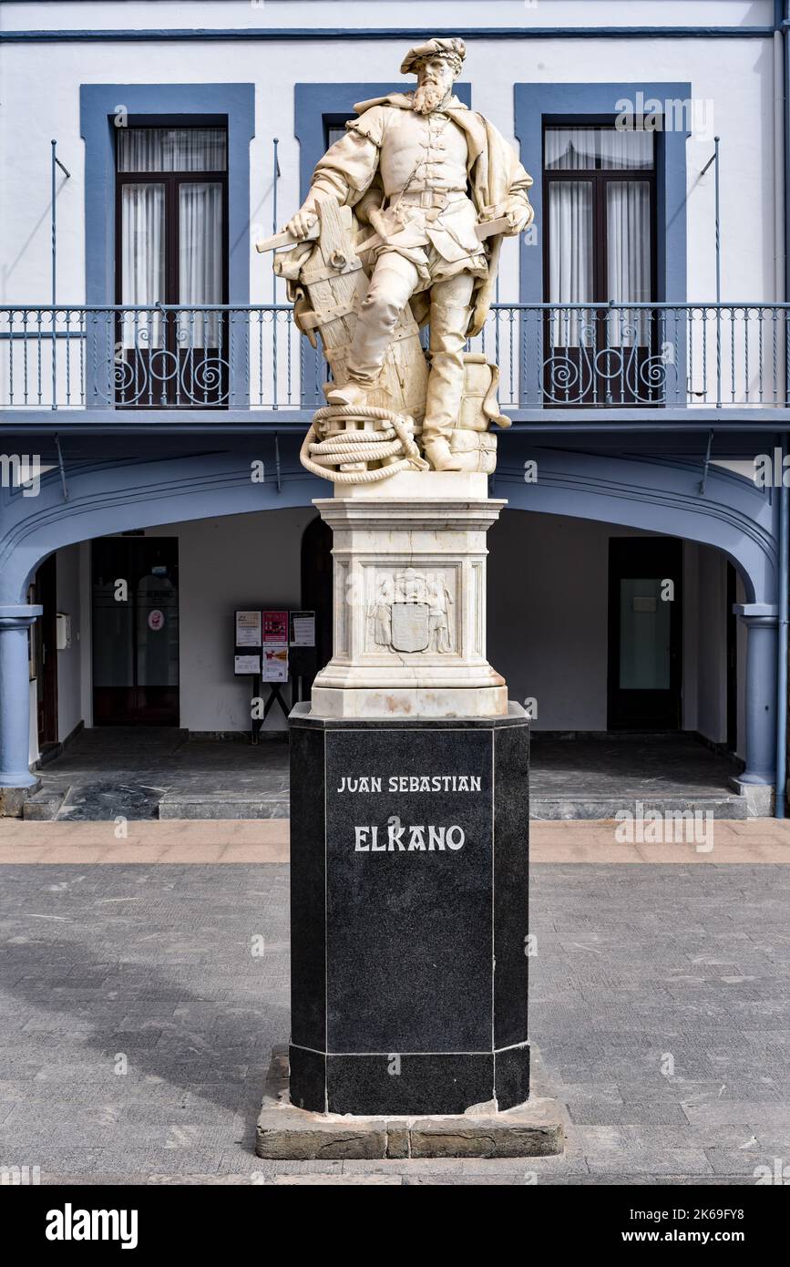 Getaria, Spagna - 22 marzo, 2022: Statua di Juan Sebastian Elcano che domina la città di Getaria sulla costa basca Foto Stock