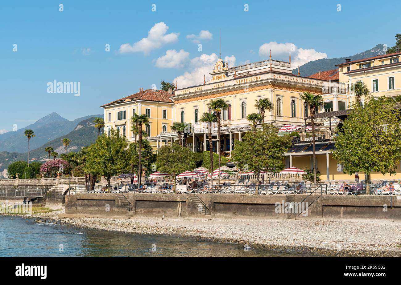 Bellagio, Lombardia, Italia - 5 settembre 2022: Vista sul Grand Hotel Villa Serbelloni di lusso con piscina sulla riva del lago di Como. Foto Stock