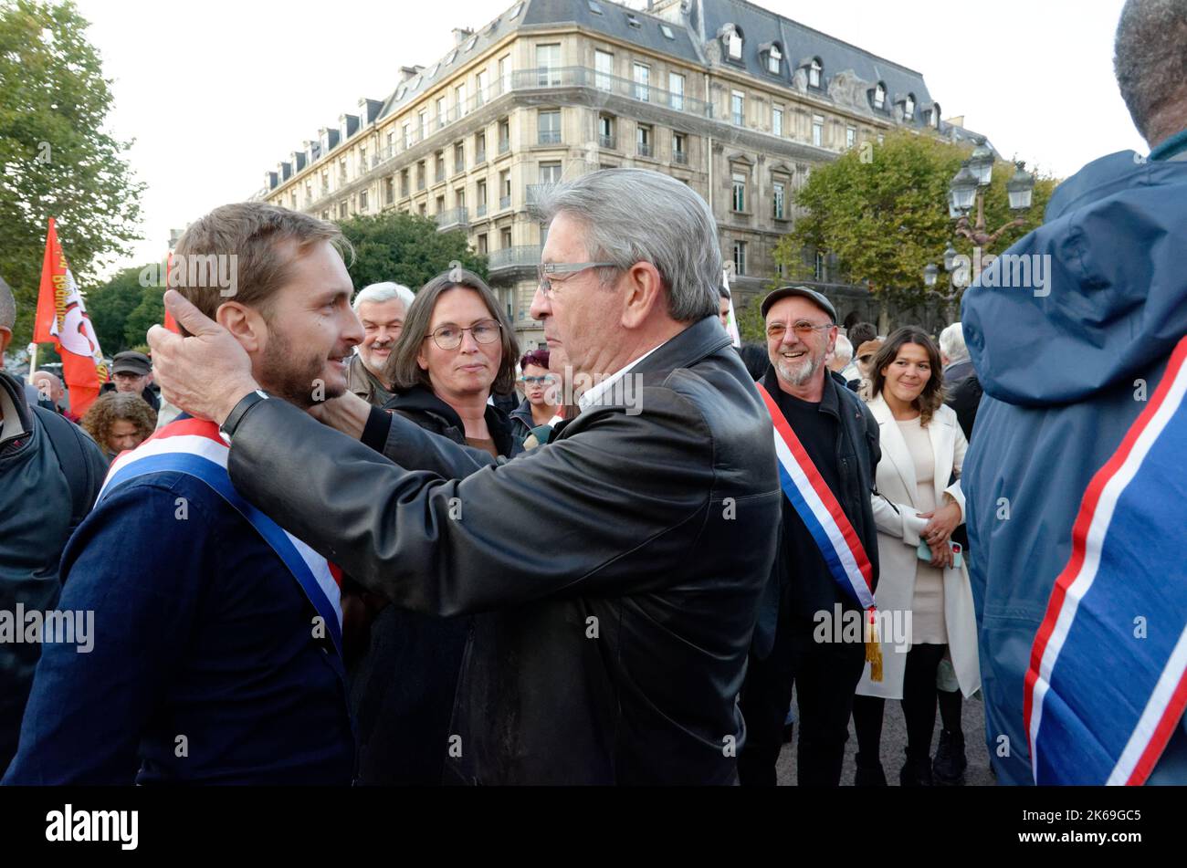 In reazione all'attacco alla destra di sciopero del Ministro E.Borne, i sindacati e i partiti di sinistra si sono incontrati di fronte al municipio di Parigi Foto Stock