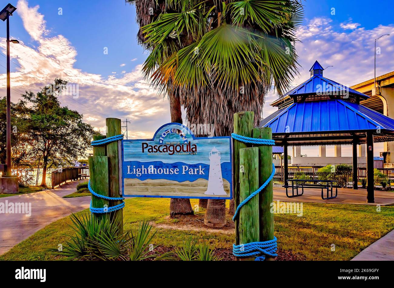 Lighthouse Park dispone di una passeggiata sul lungomare e di un molo di pesca, il 4 ottobre 2022, a Pascagoula, Mississippi. Foto Stock
