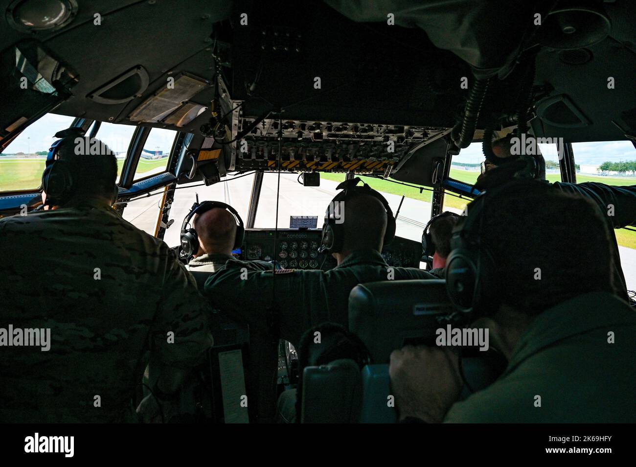 Un equipaggio aereo C-130 Hercules della 165th Airlift Wing, Georgia Air National Guard, partecipa a una passeggiata a dorso di elefante per mostrare la forza e le nuove modifiche all'aeromobile prima del decollo il 11 settembre 2022 a Savannah, Georgia. I gruppi operativi e di manutenzione dell'ala hanno mostrato la loro efficienza e forza sincronizzando una partenza di 6 navi e un taxi. (STATI UNITI Air National Guard foto di Tech. SGT. Caila Arahood) Foto Stock