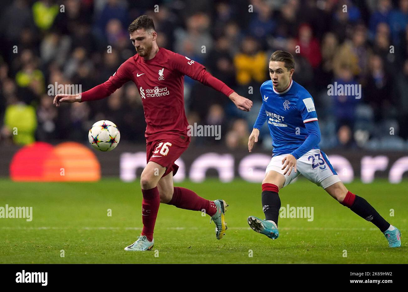 Andrew Robertson di Liverpool e Scott Wright di Rangers durante la UEFA Champions League Group Una partita all'Ibrox Stadium, Glasgow. Data immagine: Mercoledì 12 ottobre 2022. Foto Stock