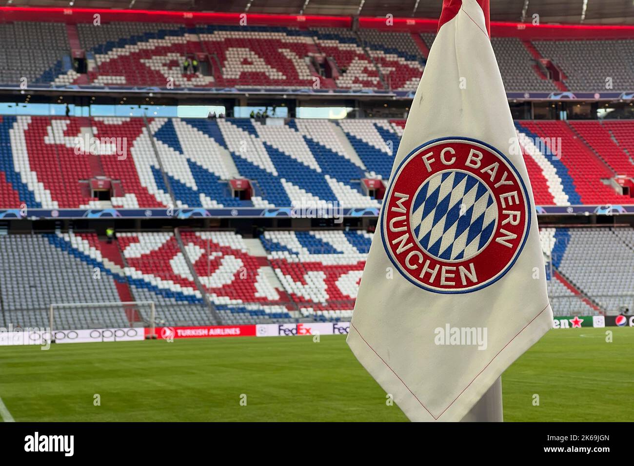 Monaco, Germania. 04th Ott 2022. Bandiera d'angolo con motivo a bordo con stemma, emblema del club di fronte allo stand nord, stadio, arena, stadio vuoto. Football Champions League/FC Bayern Munich-Viktoria Pilsen 5-0, fase di gruppo, 3rd° matchday il 4th ottobre 2022, ALLIANZAREN A. ? Credit: dpa/Alamy Live News Foto Stock