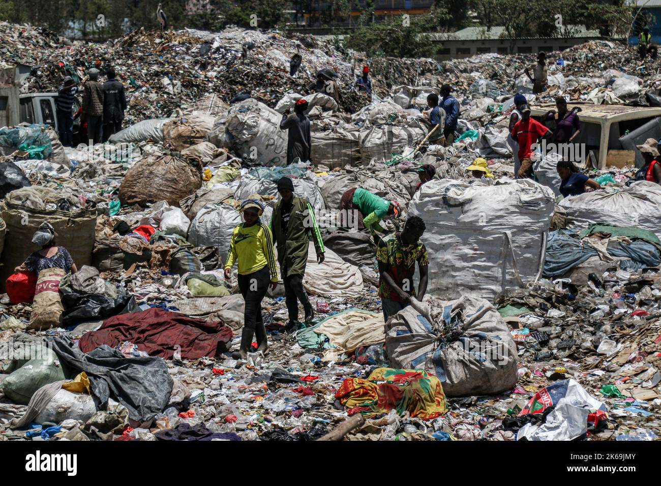 Nairobi, Kenya. 11th Ott 2022. Gli scavenger sono visti funzionare al Dandora che discarica il luogo. Vi è il timore che il fumo prodotto dalla combustione di rifiuti emetta sostanze chimiche tossiche che pongono problemi ambientali e di salute pubblica. I sequestratori e la comunità confinante con le discariche dove i rifiuti vengono apertamente bruciati sono pesantemente colpiti. (Foto di James Wakibia/SOPA Images/Sipa USA) Credit: Sipa USA/Alamy Live News Foto Stock