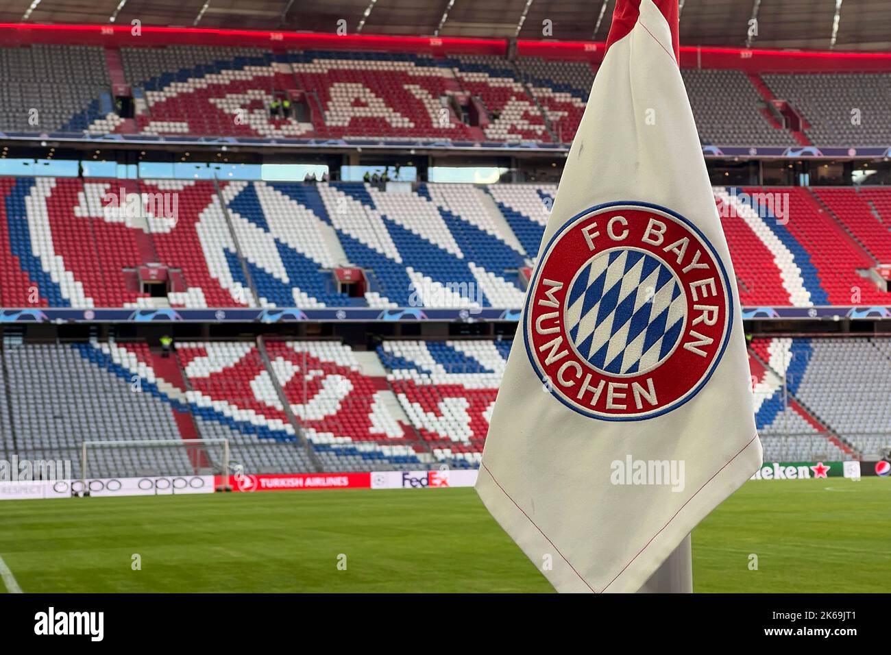 Monaco, Germania. 04th Ott 2022. Bandiera d'angolo con motivo a bordo con stemma, emblema del club di fronte allo stand nord, stadio, arena, stadio vuoto. Football Champions League/FC Bayern Munich-Viktoria Pilsen 5-0, fase di gruppo, 3rd° matchday il 4th ottobre 2022, ALLIANZAREN A. ? Credit: dpa/Alamy Live News Foto Stock