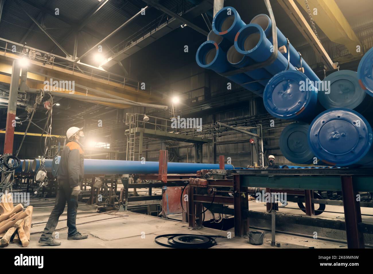 Spedizione di tubi metallici per gasdotto o acqua in pavimento di fabbrica. Foto Stock