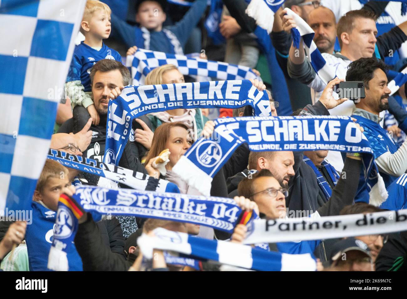 Schalke tifosi ulpa sostenitori con le loro bandiere e sciarpe, giubilare, allegria, gioia, saluti, Calcio 1st Bundesliga, 8th giorno di partita, FC Schalke 04 (GE) - FC Augsburg (A) 2: 3, il 2nd ottobre 2022 a Gelsenkirchen/Germania. Le normative #DFL vietano qualsiasi uso di fotografie come sequenze di immagini e/o quasi-video # © Foto Stock