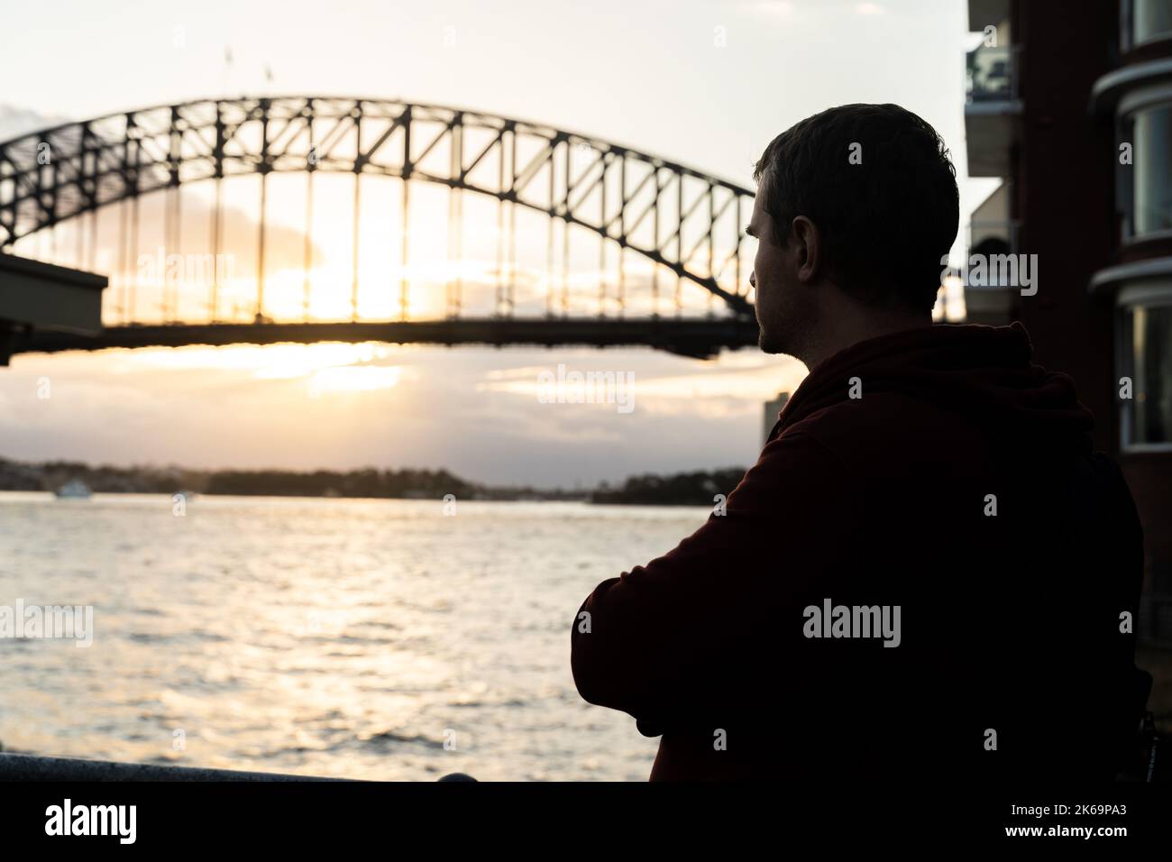 Uomo che guarda al porto di Sydney Foto Stock
