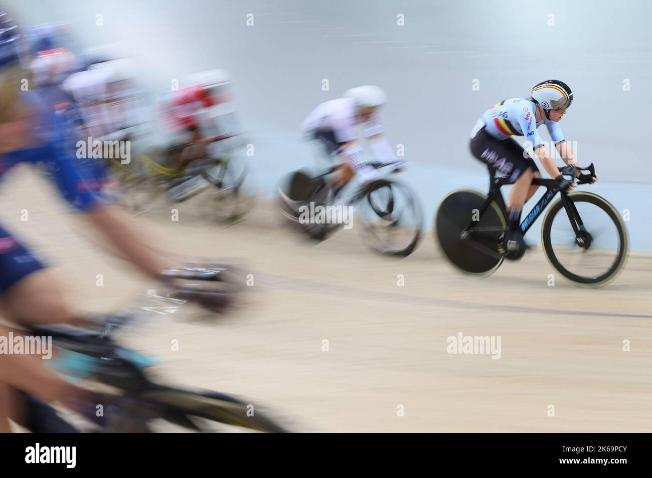 Il belga Katrijn De Clercq (R) ha ritratto in azione durante la gara di Scratch delle donne il primo giorno dei Mondiali di ciclismo su pista UCI, a Saint-Quentin-en-Yvelines, in Francia, mercoledì 12 ottobre 2022. I Campionati del mondo si svolgono dal 12 al 16 ottobre 2022. BELGA FOTO BENOIT DOPPAGNE Foto Stock