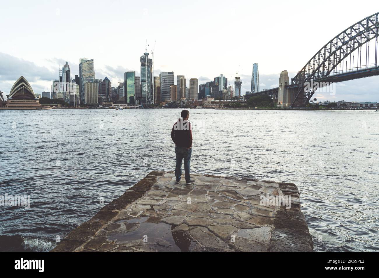 Uomo che guarda al porto di Sydney Foto Stock